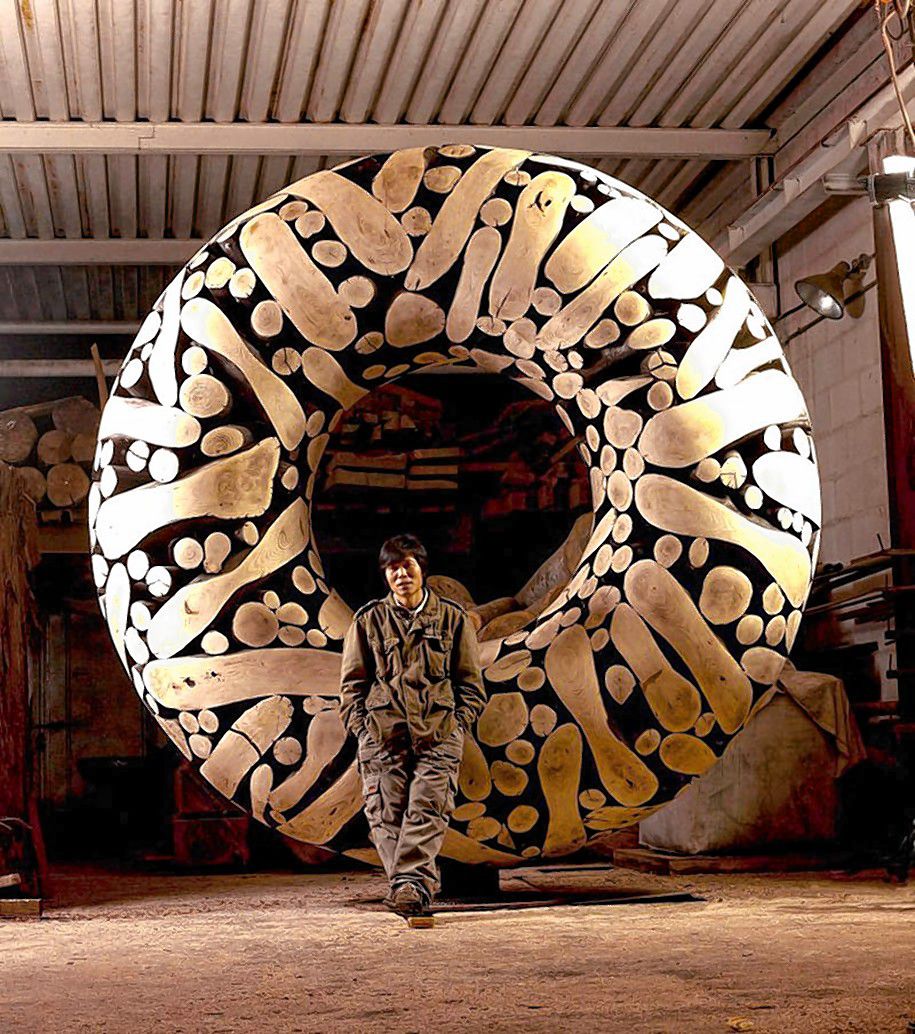 Korean sculptor Jaehyo Lee